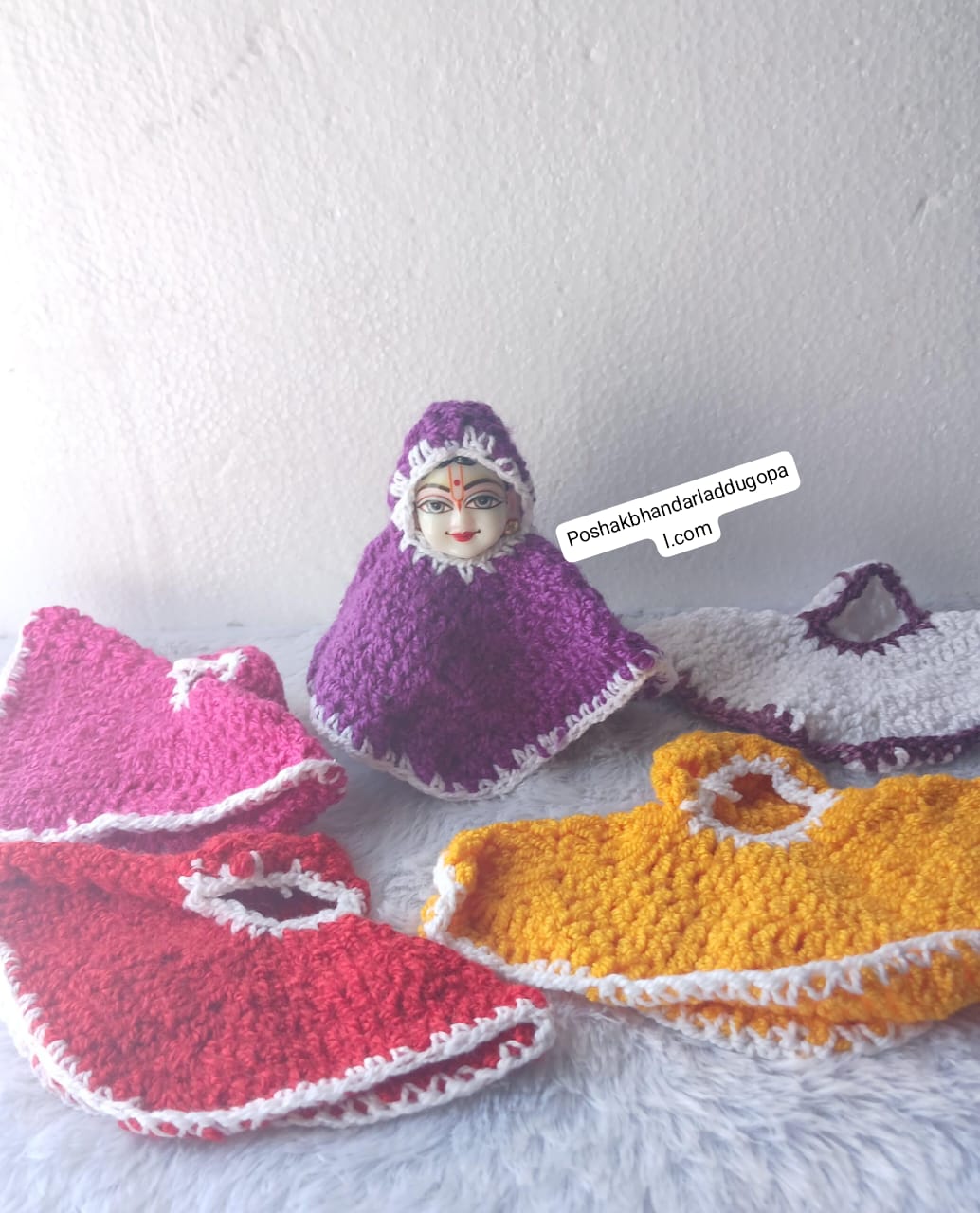 Woolen hoody pounchu