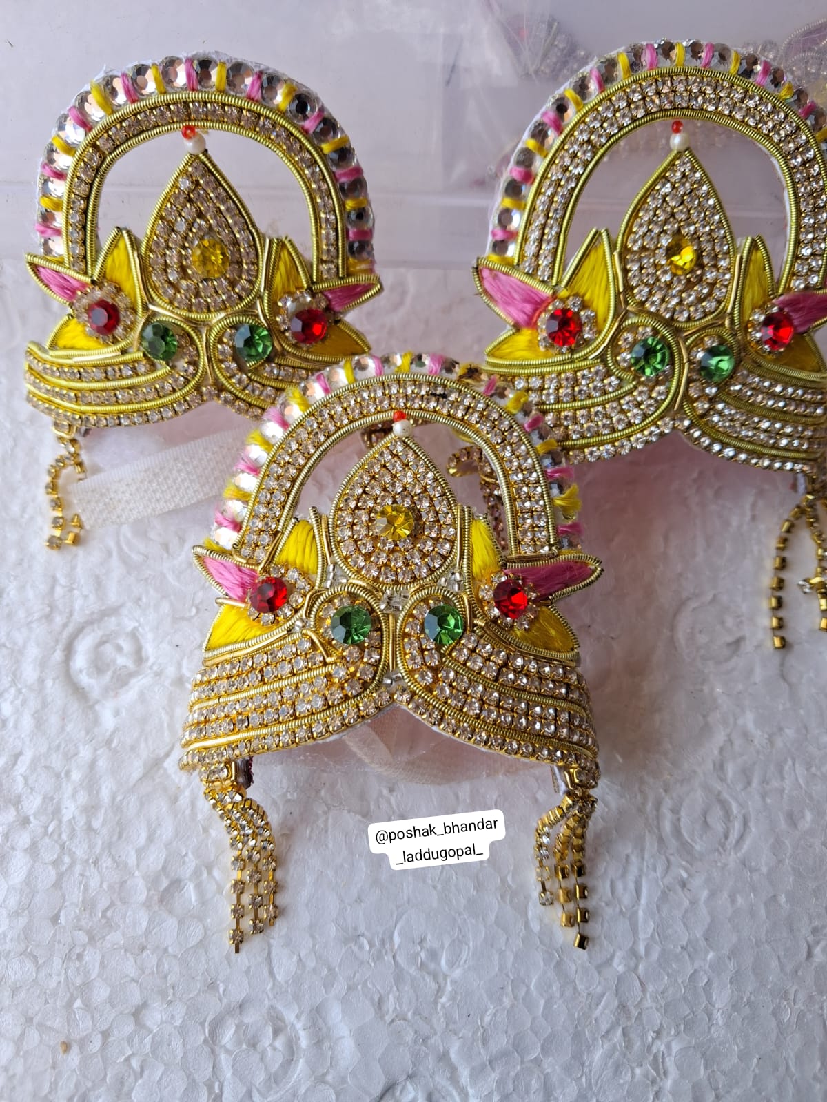 Heavy handwork mukut