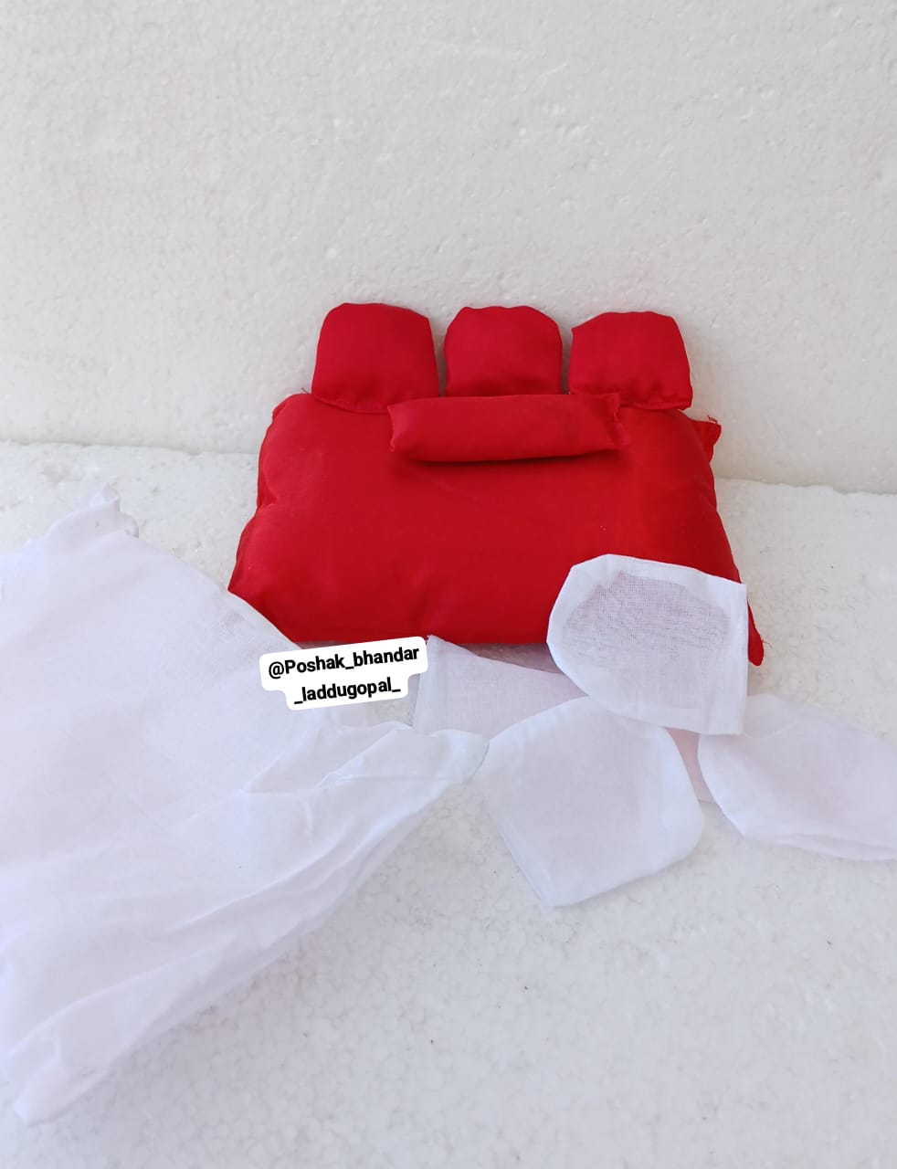 Gaadi with 4 pillows and a cover