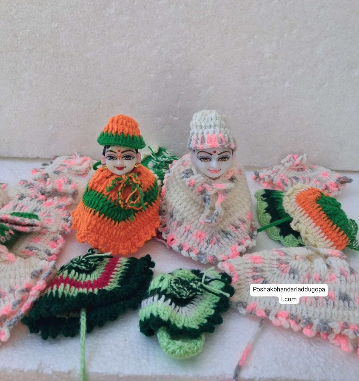 Woolen pounchu cap set